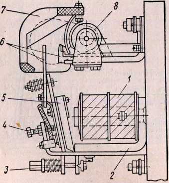 Рис. 60. Контактор типа КМ-3Е: