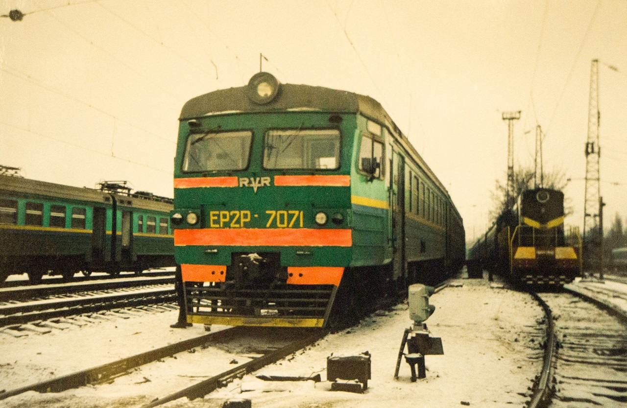 ЭР2Р-7071 в парке отстоя станции Харьков-пасс.